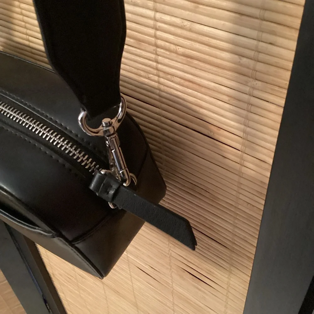 ♦️ DKNY Black Crossbody Camera Bag NWOT adjustable strap travel box style